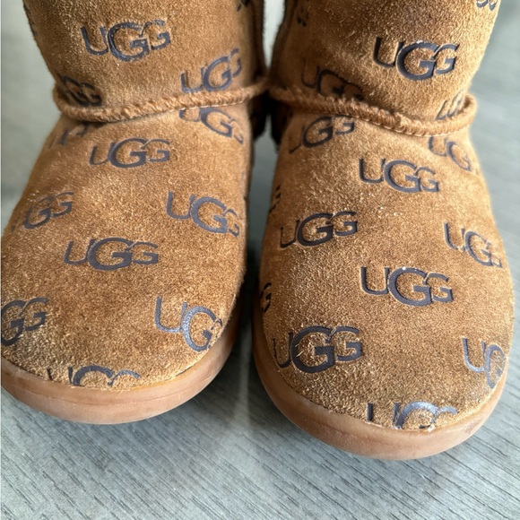 Toddler UGG Keelan Embossed boots - Picture 7 of 9